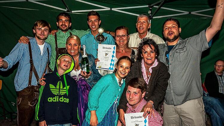 So sehen Sieger aus: Die Gewinner der bayerischer Olympiade freuen sich über Pokale, Prämien und Urkunden. Foto: Alex Preyer