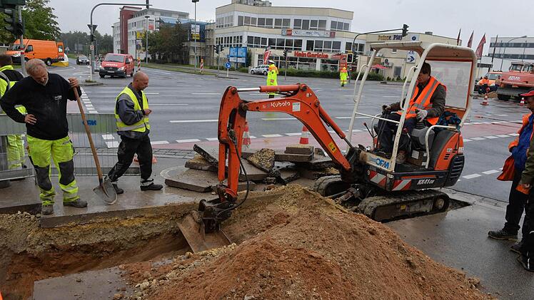 Da muss ein neuer her: Der alte kombinierte Ampel- und Laternenmast am Berliner Ring in Bamberg wurde umgefahren. Foto: Ronald Rinklef