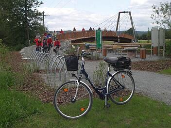 Seit 2008 führt eine Brücke über die Stelle, wo Weißer und Roter Main sich vereinigen. Doch viele Radwanderer verpassen diese Attraktion. Foto: BR-Archiv