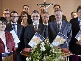 13 Bläser wurden ausgezeichnet. Unser Bild zeigt die Geehrten mit den Vertretern der Kirchengemeinde und des Posaunenchorwesens.  Fotos: sn