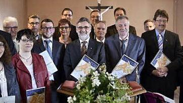 13 Bläser wurden ausgezeichnet. Unser Bild zeigt die Geehrten mit den Vertretern der Kirchengemeinde und des Posaunenchorwesens.  Fotos: sn