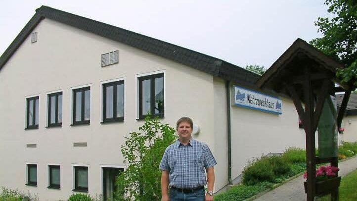 Die Mehrzweckhalle Nurn wurde vor 34 Jahren gebaut- hier mit Marktgemeinderat Markus Merkl .  Foto: hf