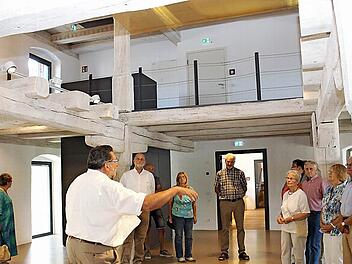 Im Bürgersaal mit seinen alten Holzbalken hat die Stadt Schlüsselfeld einen vornehmen Sitzungssaal. Der Raum kann auch für Veranstaltungen gemietet werden. Altbürgermeister Georg Zipfel (vorn) führte eine Besuchergruppe durchs Haus.  Foto: Evi Seeger