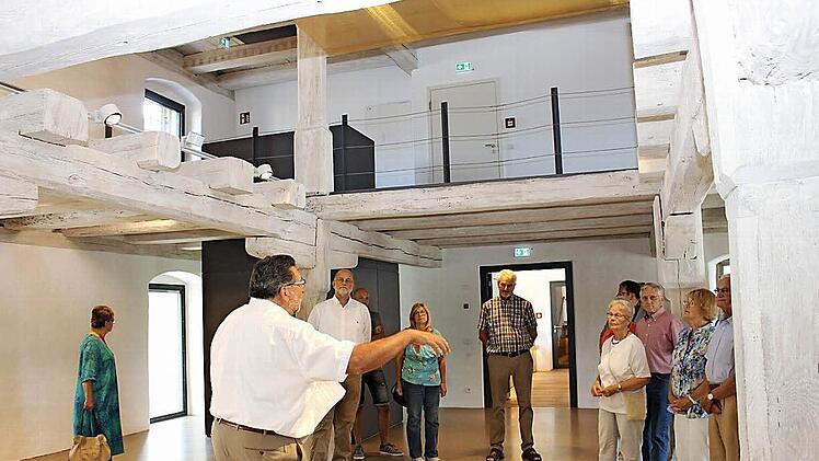 Im Bürgersaal mit seinen alten Holzbalken hat die Stadt Schlüsselfeld einen vornehmen Sitzungssaal. Der Raum kann auch für Veranstaltungen gemietet werden. Altbürgermeister Georg Zipfel (vorn) führte eine Besuchergruppe durchs Haus.  Foto: Evi Seeger