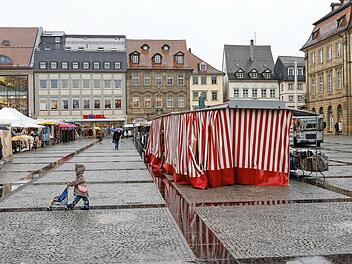 Das Foto entstand vergangene Woche, als Regen das Seine dazu beitrug, dass die Marktstände auf dem Maxplatz wenig besucht waren. Foto: M. Hoch