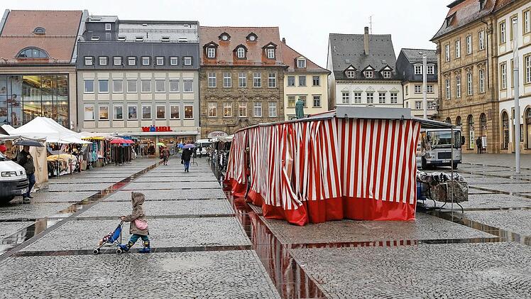 Das Foto entstand vergangene Woche, als Regen das Seine dazu beitrug, dass die Marktstände auf dem Maxplatz wenig besucht waren. Foto: M. Hoch