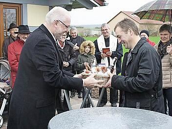Bürgermeister Thomas Kneipp (links) überreichte zur Eröffnung einen Präsentkorb an Landwirt Bernd Schnapp. Foto: Werner Hauber