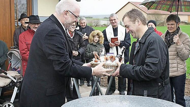 Bürgermeister Thomas Kneipp (links) überreichte zur Eröffnung einen Präsentkorb an Landwirt Bernd Schnapp. Foto: Werner Hauber
