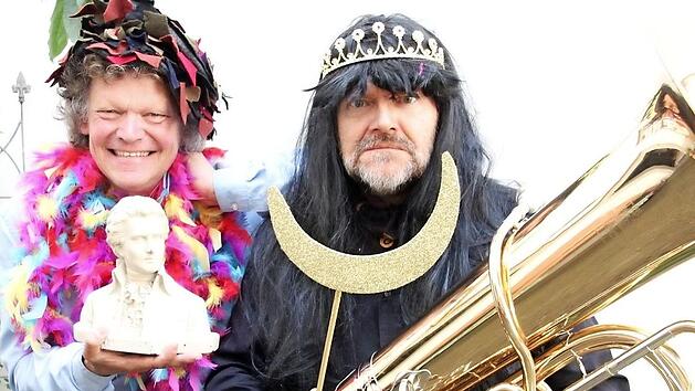 Martin Neubauer (li.) als Papageno, sein Partner Heiko Triebener gibt die K&ouml;nigin der Nacht.  Foto: Rudolf G&ouml;rtler