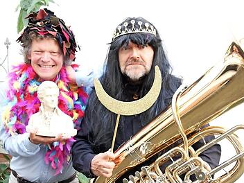 Martin Neubauer (li.) als Papageno, sein Partner Heiko Triebener gibt die Königin der Nacht.  Foto: Rudolf Görtler