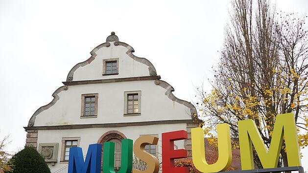 Ein Schriftzug aus Gro&szlig;buchstaben macht nun schon von der Stra&szlig;e aus auf die Herrenm&uuml;hle aufmerksam.  Foto: Arkadius Guzy