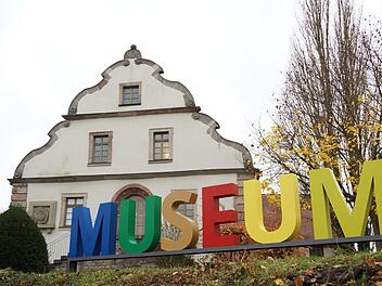 Ein Schriftzug aus Großbuchstaben macht nun schon von der Straße aus auf die Herrenmühle aufmerksam.  Foto: Arkadius Guzy