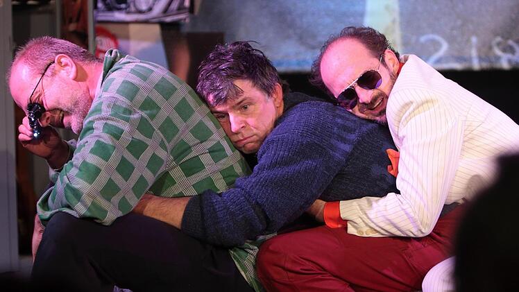 Limbo (Siggi Michl), Festus (Rüdiger Baumann) und Bugatti (Robert Eller, von links) sorgen mit "Ka Weiber, ka Gschrei" für einen belebenden Jahresauftakt im Theater "Das Baumann". Foto: Rüdiger Baumann