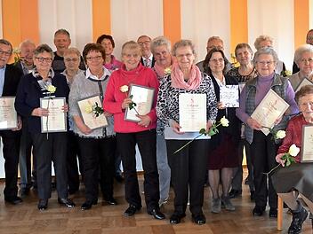 Die anwesenden langjährigen Verbandsmitglieder der KAB-Strullendorf mit den Ehrengeästen. Leider konnten an diesem Nachmittag nicht alle Jubilare kommen. Foto: Andrea Spörlein