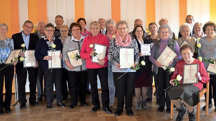 Die anwesenden langjährigen Verbandsmitglieder der KAB-Strullendorf mit den Ehrengeästen. Leider konnten an diesem Nachmittag nicht alle Jubilare kommen. Foto: Andrea Spörlein