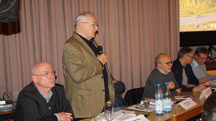 Albert Schön und Klaus-Dieter Giese (v.l.) stellten das Projekt "Windkraftwerk Roßbacher Forst" vor. Foto: Julia Raab