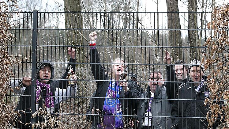 Trotz Regens und schlechter Sicht: Bis zu 40 FCE-Anhänger verfolgten die Partie  am Zaun unterhalb der Anzeigetafel.