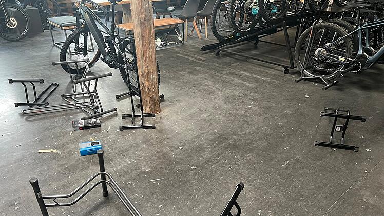 Spektakulärer Einbruch in Fahrradgeschäft: Täter kamen über das Dach und angelten Fahrräder