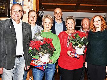 Ein ganz besonderer Dank hat Elisabeth Heinkelmann, die nach mehr als zwanzig Jahren der ehrenamtlichen T&auml;tigkeit verabschiedet wurde, und der Leiterin des Schulweghelferdienstes Gabi Lang (beide mit Blumen) gegolten.
