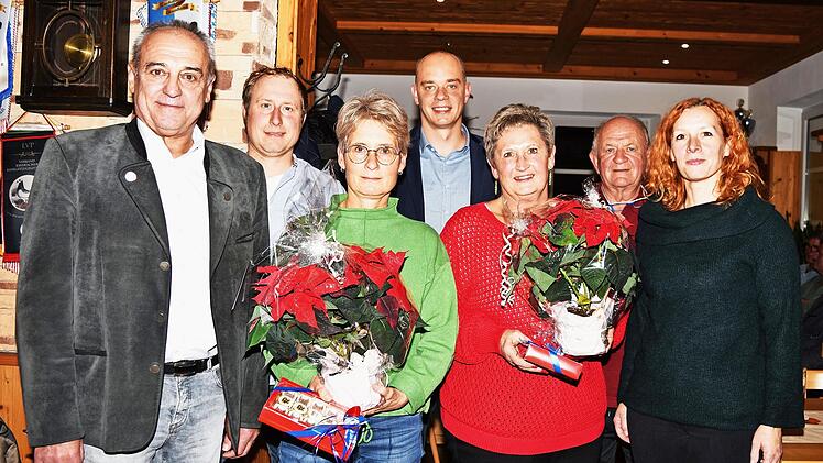 Ein ganz besonderer Dank hat Elisabeth Heinkelmann, die nach mehr als zwanzig Jahren der ehrenamtlichen T&auml;tigkeit verabschiedet wurde, und der Leiterin des Schulweghelferdienstes Gabi Lang (beide mit Blumen) gegolten.