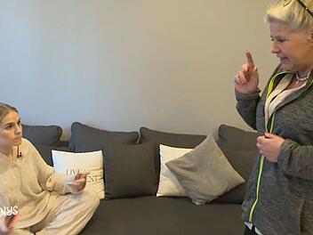 Silvia Wollny (rechts) zeigt Tochter Estefania die Folgen ihrer Operation.