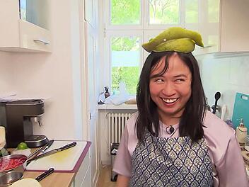"Hat mein Vater immer f&uuml;r uns Kinder gemacht": Thanh mit einem Hut aus Pomelo-Schalen.