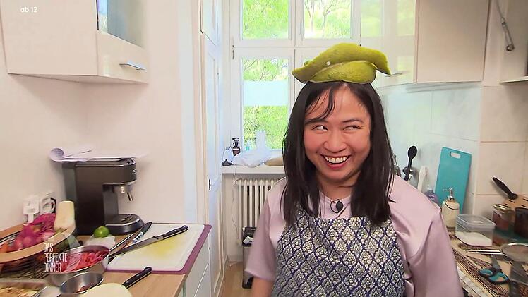 "Hat mein Vater immer f&uuml;r uns Kinder gemacht": Thanh mit einem Hut aus Pomelo-Schalen.