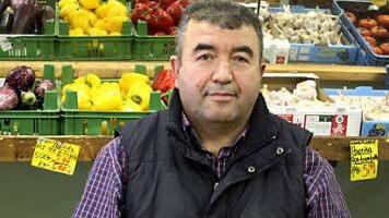 Burhanettin Secgin in seinem Gemüseladen am Marktplatz: "Bis 18 Uhr, länger muss nicht sein."
