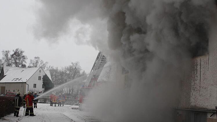 Bei einem Brand in einer Werkstatt in Uehlfeld kam es am Montagnachmittag zu starker Rauchentwicklung. Fotos: Peter Groscurth