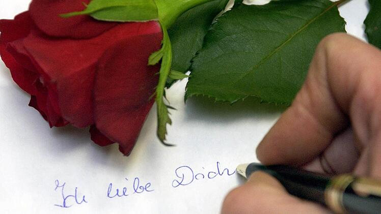 Nichts geht über selbstgeschrieben Zeilen. Symbolfoto: Patrick Pleul/dpa