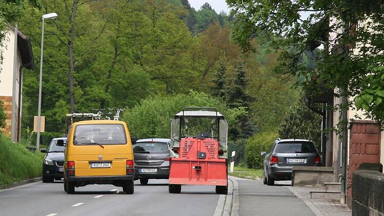 Autos und Traktoren hatten so seltsam am Straßenrand geparkt, dass der Vekehr nur noch einseitig fließen konnte.