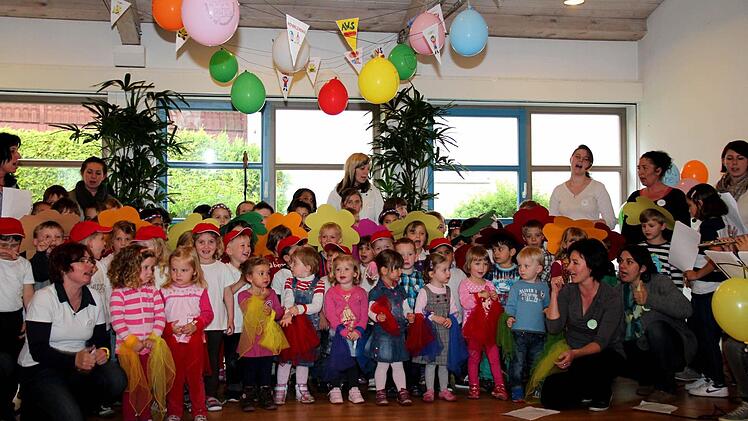 Kinder und Erzieherinnen begrüßen gemeinsam die Wickelzwerge.