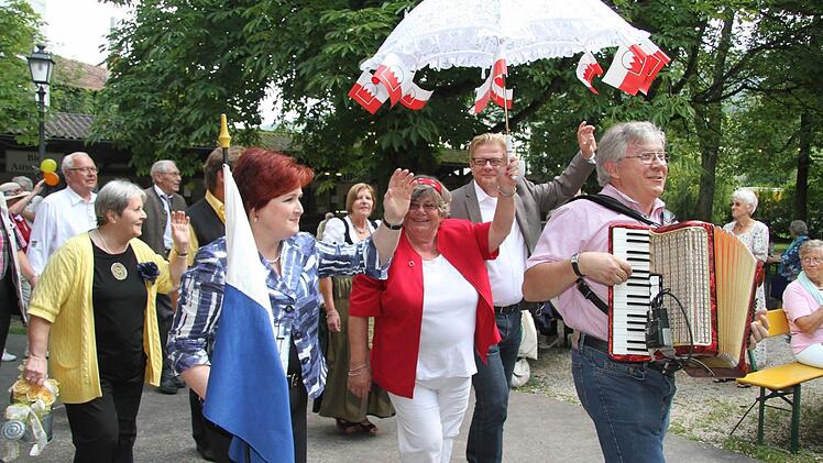 Der Umzug vom Parkplatz durch den Mönchshofsgarten beim Seniorengregori ist eine Augenweide.