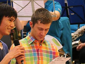 Ali Asghar Alizadeh aus Afghanistan und Viktor Lomakin aus der Ukraine begrüßen als zwei Protagonisten des Films die Besucher. Fotos: Gerd Schaar