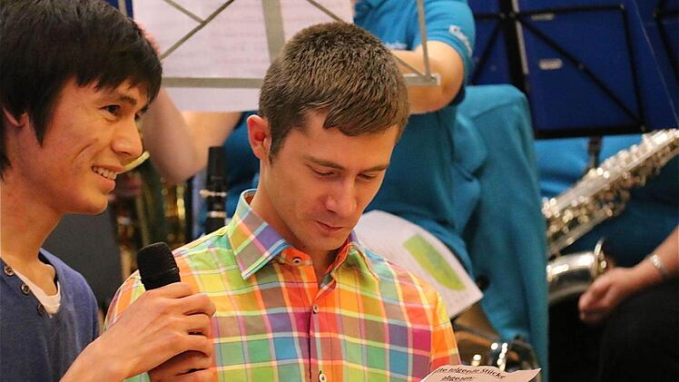 Ali Asghar Alizadeh aus Afghanistan und Viktor Lomakin aus der Ukraine begrüßen als zwei Protagonisten des Films die Besucher. Fotos: Gerd Schaar