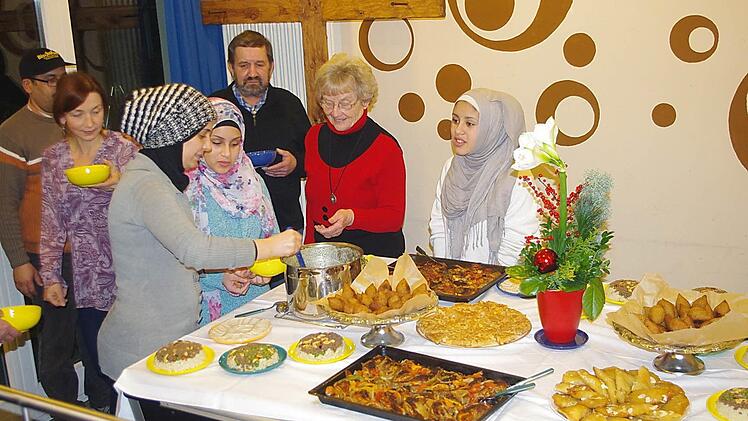 Syrische Familien hatten für die Ehrenamtlichen ein leckeres Essen gekocht. Foto: Heike Schülein