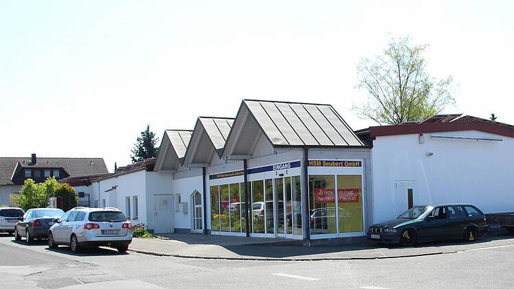 In diesem Gebäude an der Ina-Straße in Höchstadt-Süd, das früher einmal ein Supermarkt war, soll vorübergehend eine Postagentur einziehen. Foto: Andreas Dorsch
