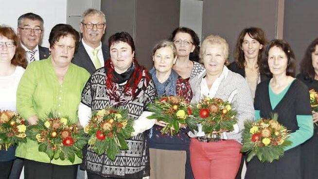 Die Arbeitsjubilare, die für 25 Dienstjahre ausgezeichnet wurden (von links): Gudrun Schröder, Betriebsratsvorsitzende Regina Schwitz, Ulrike Götz, Ehrenkreisvorsitzender Oskar Schmidt, Gertrud Sack, stellvertretender Kreisvorsitzender Hartmut Rochholz, Christine Beyer, Karin Eber, Kreisgeschäftsführerin Elisabeth Weith, Angelika Bechstedt, Heidi Michel, Christina Günther, Renate Schmitt und Regina Hesse.  Fotos: Werner Reißaus