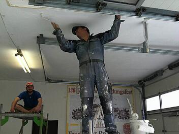 Auch die Gerätehalle, in der die Feuerwehrfahrzeuge stehen, braucht hin und wieder einen neuen Anstrich. Hier sind Kommandant Frank Ziegler (rechts) und Maximilian Herbert bei Malerarbeiten zu sehen, die im vergangenen Jahr erledigt wurden. Das Foto hat Philipp Herbert von der FFW Premich gemacht. Fotos: Kathrin Kupka-Hahn