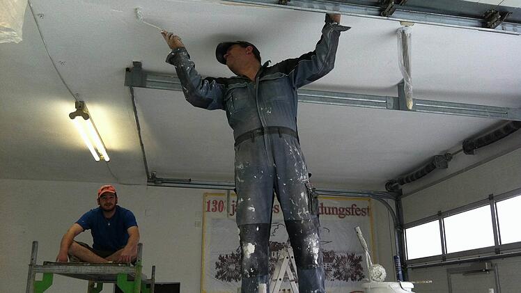 Auch die Gerätehalle, in der die Feuerwehrfahrzeuge stehen, braucht hin und wieder einen neuen Anstrich. Hier sind Kommandant Frank Ziegler (rechts) und Maximilian Herbert bei Malerarbeiten zu sehen, die im vergangenen Jahr erledigt wurden. Das Foto hat Philipp Herbert von der FFW Premich gemacht. Fotos: Kathrin Kupka-Hahn