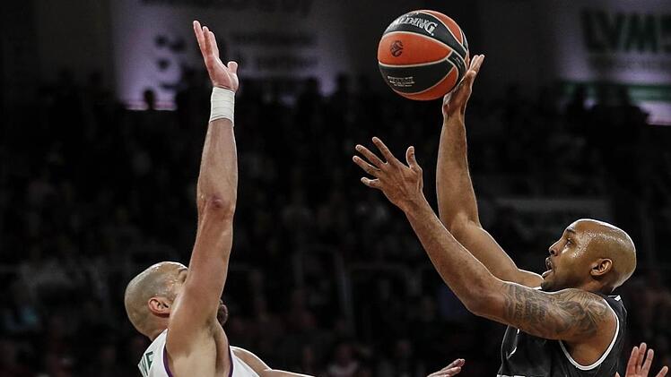 Ricky Hickman (r.) schließt gegen Malagas Center James Augustine erfolgreich ab. Foto: Daniel Löb