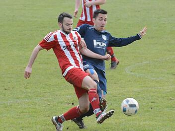 Ist im Gegensatz zum Hinspiel beim Heimspiel gegen den TSV Lengfeld am Start: Fuchsstadts Harald Bayer (hier im Duell mit Ansbachs Christian Sandner).ssp