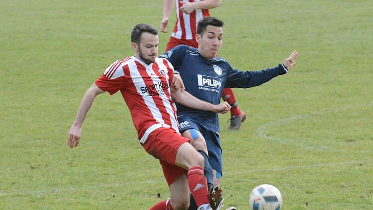 Ist im Gegensatz zum Hinspiel beim Heimspiel gegen den TSV Lengfeld am Start: Fuchsstadts Harald Bayer (hier im Duell mit Ansbachs Christian Sandner).ssp