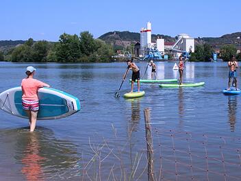 Viele Stand-Up-Paddler sind schon auf dem Baggersee in Sand unterwegs. Fotos: Jutta Rudel