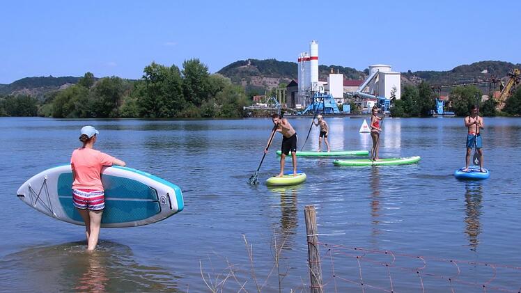 Viele Stand-Up-Paddler sind schon auf dem Baggersee in Sand unterwegs. Fotos: Jutta Rudel