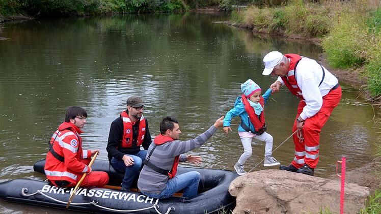 Die kleine Melina und Papa Thomas nutzen das Schlauchboot der Wasserwacht für eine Paddeltour auf der Saale. Foto: Peter Rauch