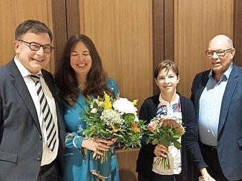 Unterstützung für den Kandidaten, Blumen für seine Unterstützerinnen in der Familie (von links): Christian Müller, Kerstin Müller, Tochter Sophia Müller, Hans-Heinrich Ulmann.  Foto: Simone Bastian