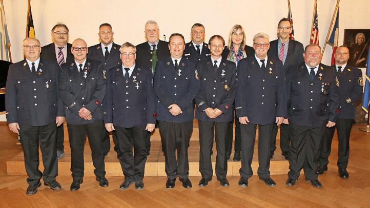 Für eine 25-jährige sowie 40-jährige Treue wurden Mitglieder der Feuerwehr Coburg mit dem Feuerwehrehrenzeichen in Silber und Gold ausgezeichnet. Vordere Reihe von links: Peter Zirnkilton, Michael Götz, Martin Herr, Daniel Schmidt, Andreas Braunschmidt, Wilfried Schwesinger, Michael Zirnkilton und Daniel Fritz. Hintere Reihe von links: Ehrenfried Kaiser, Kommandant Christian Dudda, OB Norbert Tessmer, Vorsitzender Daniel Forkel, Zweite Bürgermeisterin Birgit Weber und Dritter Bürgermeister Th...