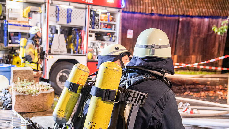 Einfamilienhaus in Vollbrand: 200 Kräfte kämpfen gegen Flammen