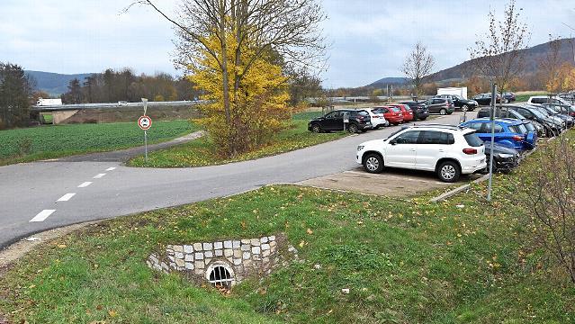 Noch Zukunftsmusik: Pendler aus Stübig, Ehrl und Burgellern kommen hier künftig von links an der Mobilstation in Scheßlitz an, können vom Rad aufs Auto umsteigen und ihre Räder parken sowie E-Bikes aufladen (Archivbild).
